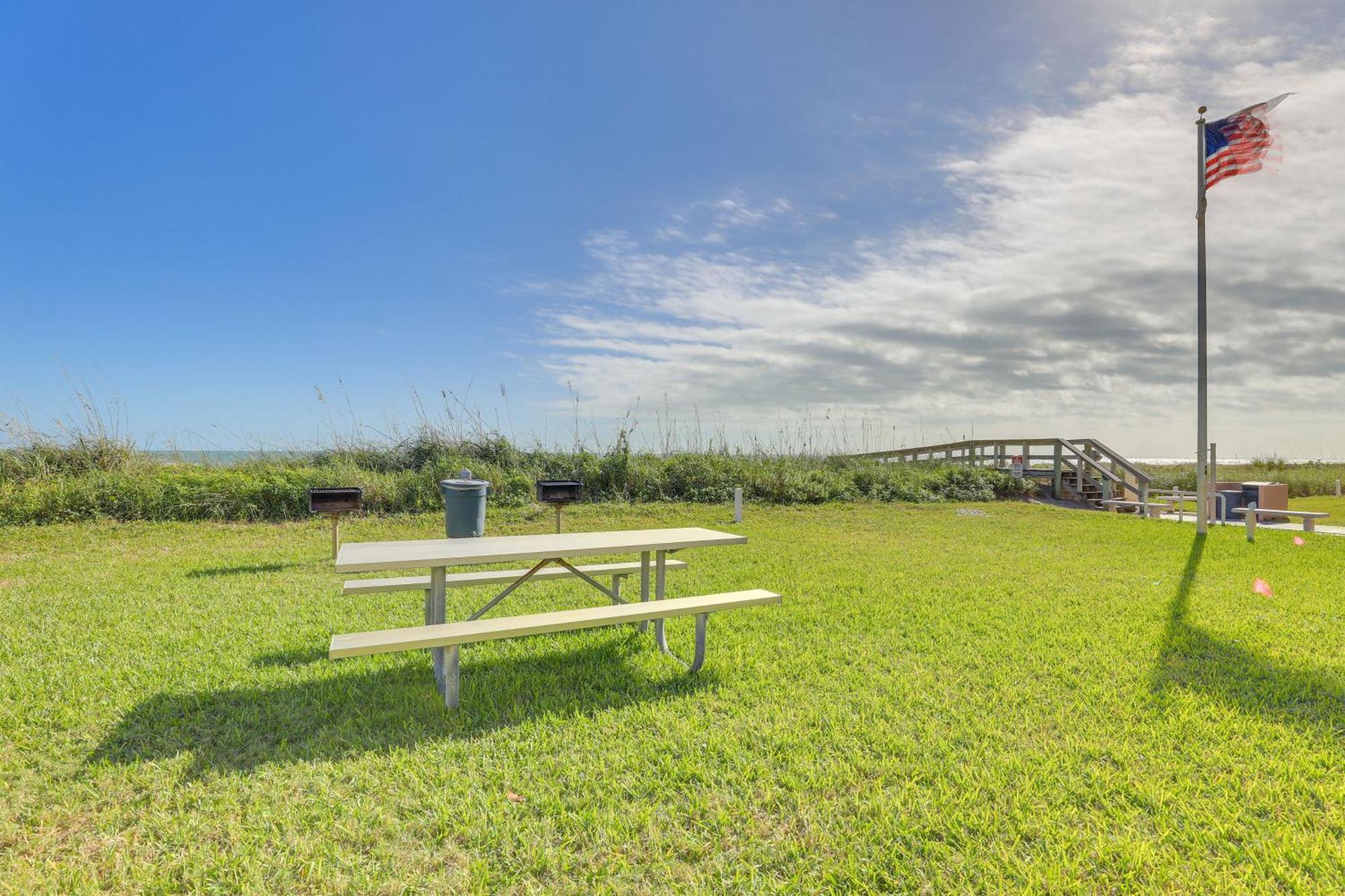 Central Cocoa Beach Condo With View, Steps To Beach! Экстерьер фото
